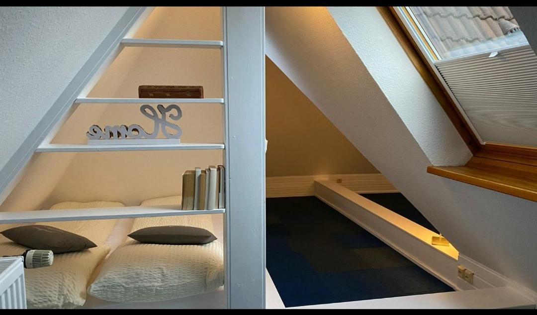 *To Hus* Wohnung Am Rande Von Jever Esterno foto