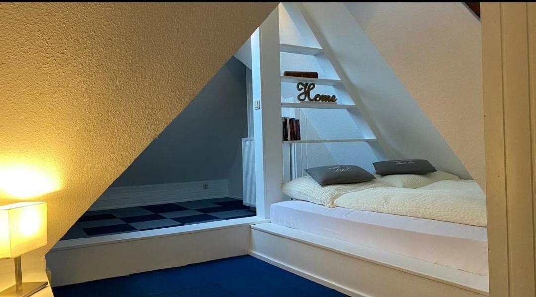 *To Hus* Wohnung Am Rande Von Jever Esterno foto