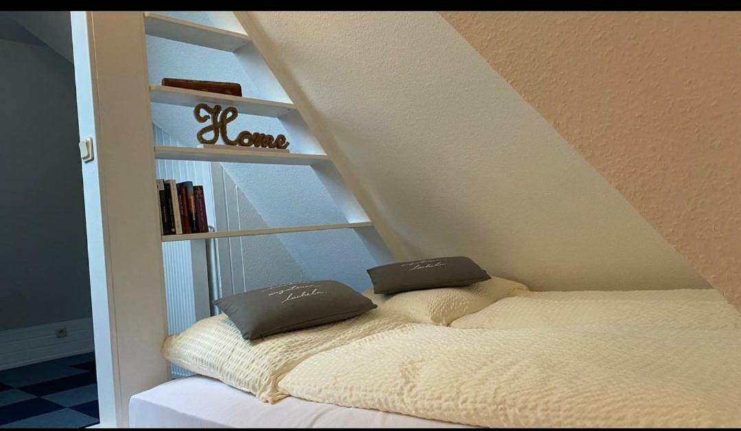 *To Hus* Wohnung Am Rande Von Jever Esterno foto