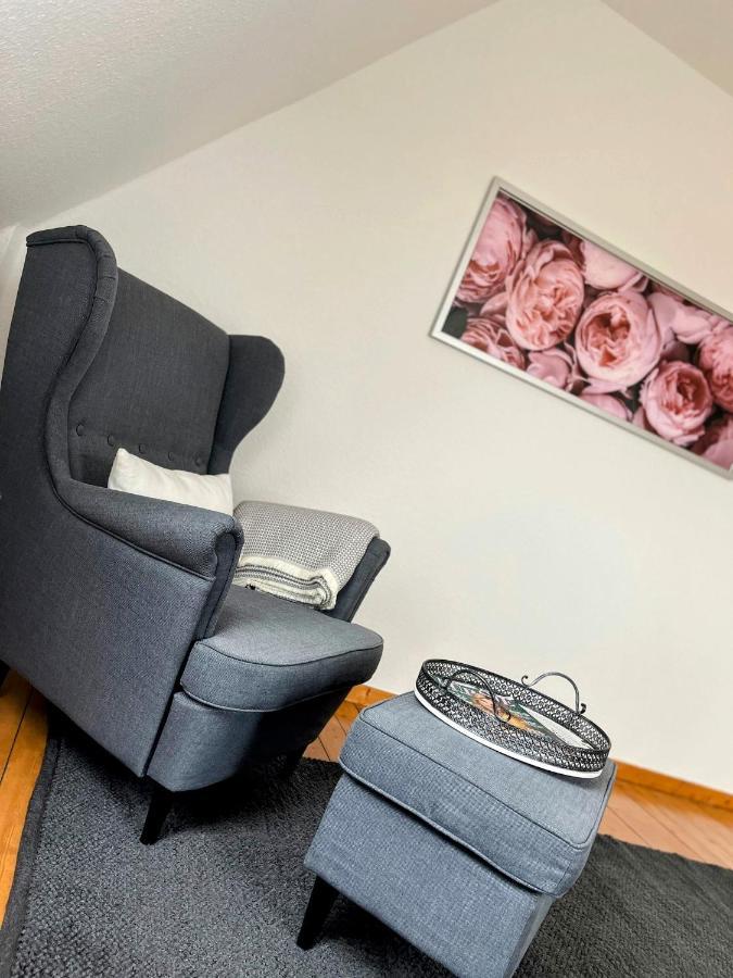 *To Hus* Wohnung Am Rande Von Jever Esterno foto