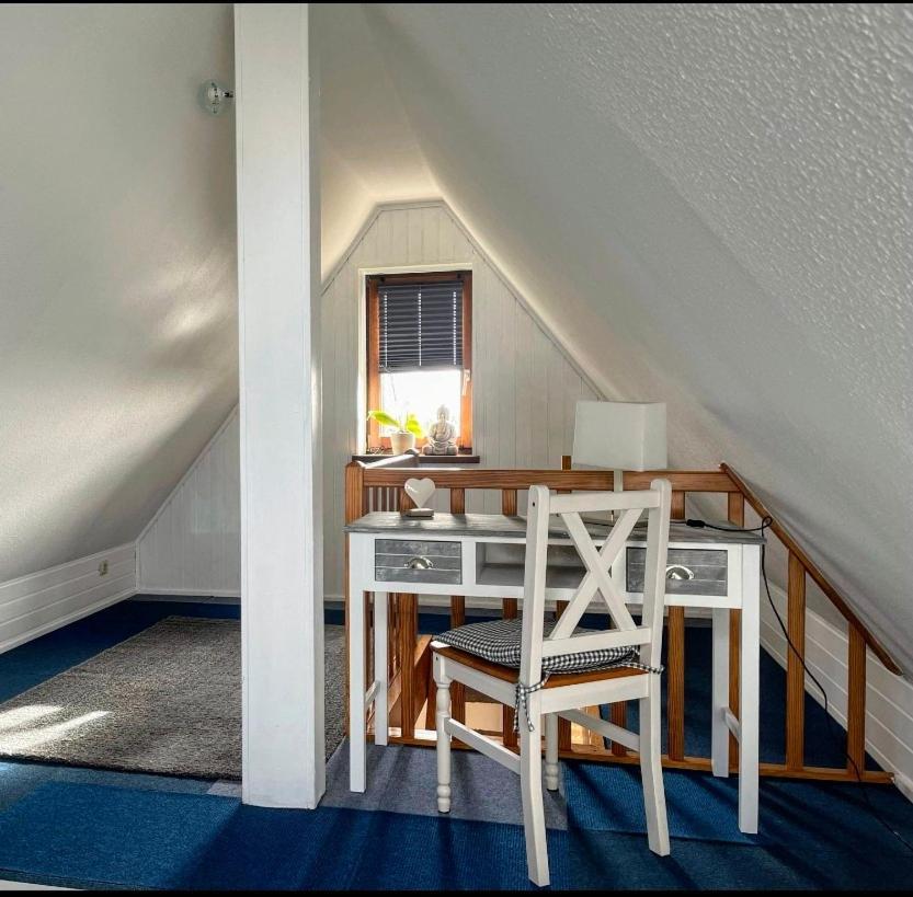 *To Hus* Wohnung Am Rande Von Jever Esterno foto
